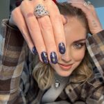 Chiara Ferragni Instagram - New shimmery @neonailitalia nail art inspired by my Chiara Ferragni make up collection pack 💙 💅🏻 in the video you can see the difference with and without the flash, so cool ⚡️#adv #neonail Milan, Italy