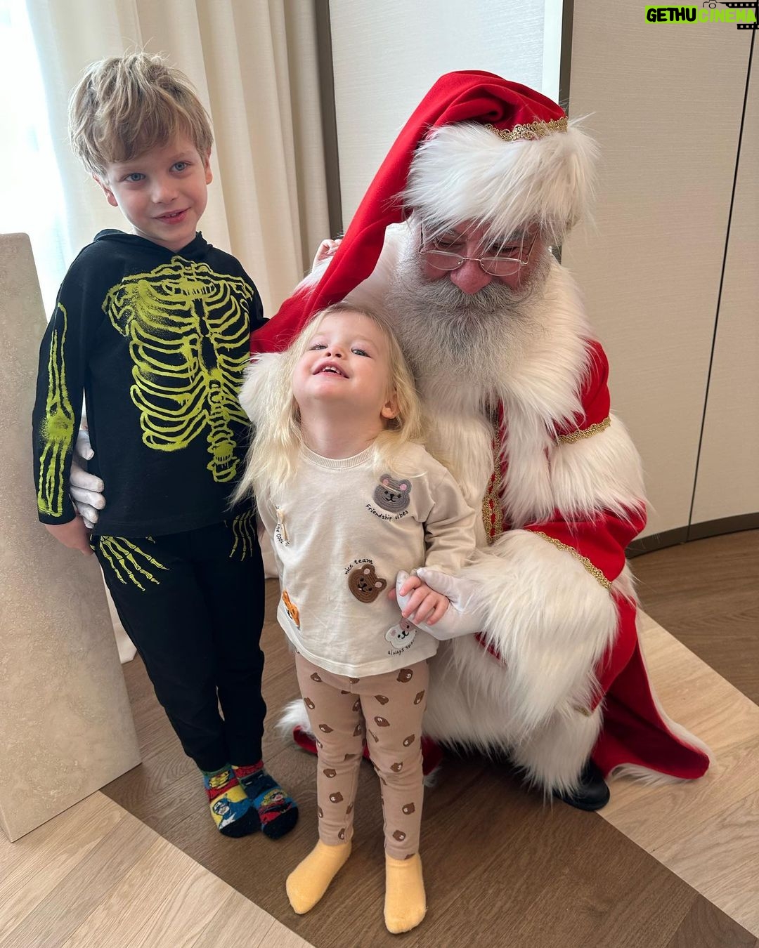 Chiara Ferragni Instagram - Santa came to surprise the kids 🎅🏻 Milan, Italy