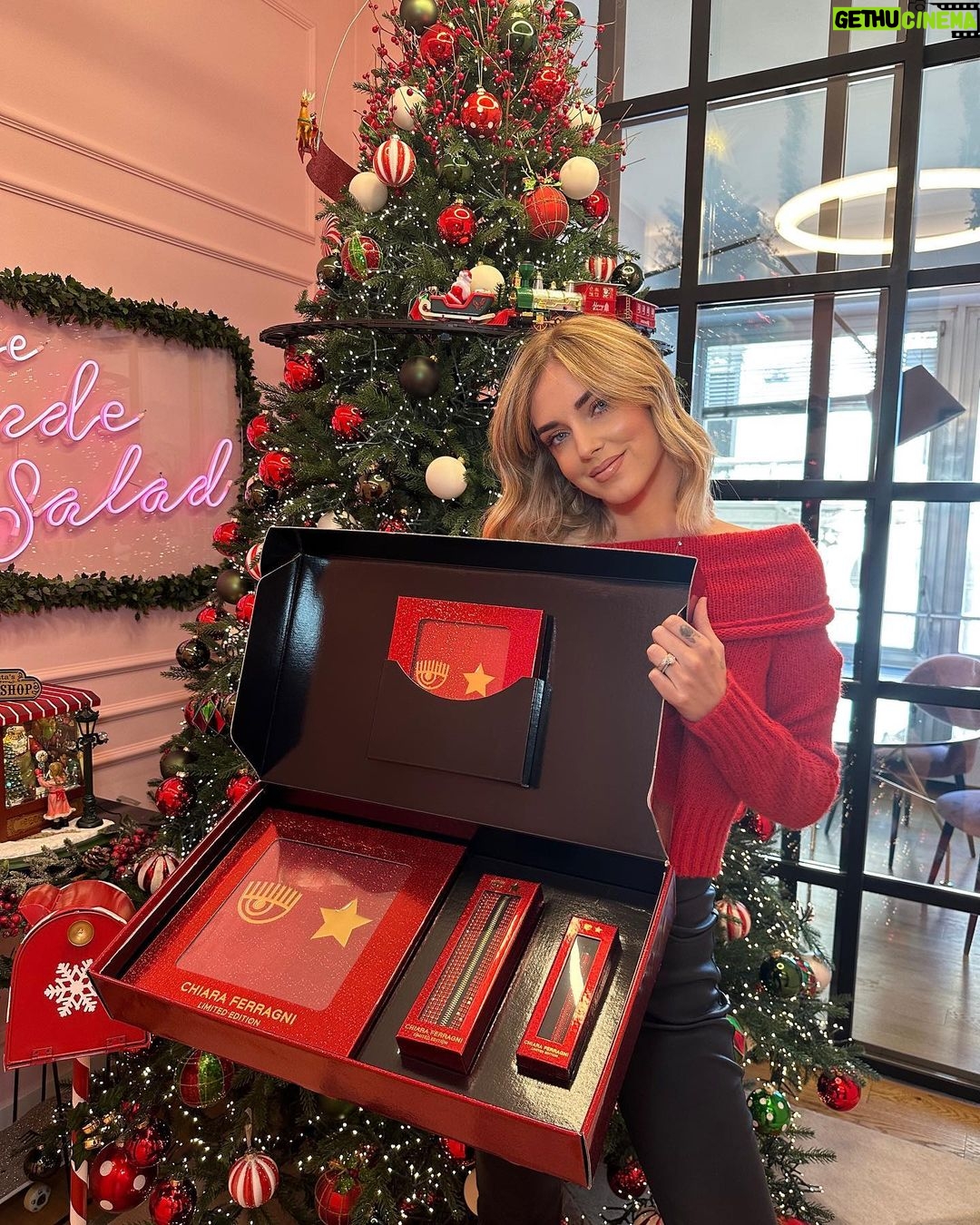 Chiara Ferragni Instagram - Sono felicissima di mostrarvi la mia nuova collezione di Natale in limited edition @chiaraferragnibrand x @pigna 🎁 La amo perché è super scintillante e perfetta come regalo di Natale 🎄😍 #adv #pigna