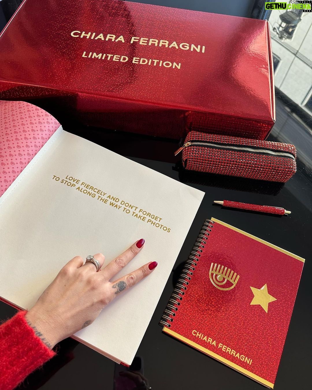 Chiara Ferragni Instagram - Sono felicissima di mostrarvi la mia nuova collezione di Natale in limited edition @chiaraferragnibrand x @pigna 🎁 La amo perché è super scintillante e perfetta come regalo di Natale 🎄😍 #adv #pigna