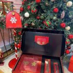 Chiara Ferragni Instagram - Sono felicissima di mostrarvi la mia nuova collezione di Natale in limited edition @chiaraferragnibrand x @pigna 🎁 La amo perché è super scintillante e perfetta come regalo di Natale 🎄😍 #adv #pigna