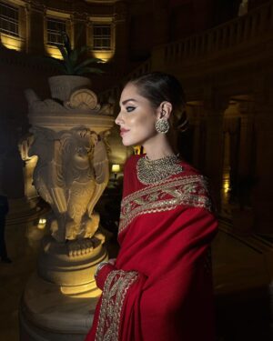 Chiara Ferragni Instagram - Wearing a Sari and jewels made by @sabyasachiofficial ❤️✨
For this special night in Jodhpur I wanted to celebrate India’s amazing culture and history. Wearing the sari was such a special experience. Sabyasachi sent two wonderful women who helped me get dressed while they explained the rich history and craft behind this incredible garment 🙏 I'm so proud to wear it 💪 #SuppliedBy #Sabyasachi