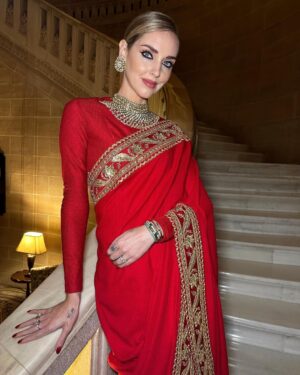 Chiara Ferragni Instagram - Wearing a Sari and jewels made by @sabyasachiofficial ❤️✨
For this special night in Jodhpur I wanted to celebrate India’s amazing culture and history. Wearing the sari was such a special experience. Sabyasachi sent two wonderful women who helped me get dressed while they explained the rich history and craft behind this incredible garment 🙏 I'm so proud to wear it 💪 #SuppliedBy #Sabyasachi