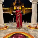 Chiara Ferragni Instagram - Wearing a Sari and jewels made by @sabyasachiofficial ❤️✨ For this special night in Jodhpur I wanted to celebrate India’s amazing culture and history. Wearing the sari was such a special experience. Sabyasachi sent two wonderful women who helped me get dressed while they explained the rich history and craft behind this incredible garment 🙏 I'm so proud to wear it 💪 #SuppliedBy #Sabyasachi Umaid Bhawan Palace, Jodhpur