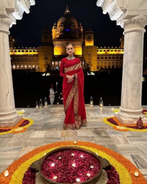 Chiara Ferragni Instagram - Wearing a Sari and jewels made by @sabyasachiofficial ❤️✨
For this special night in Jodhpur I wanted to celebrate India’s amazing culture and history. Wearing the sari was such a special experience. Sabyasachi sent two wonderful women who helped me get dressed while they explained the rich history and craft behind this incredible garment 🙏 I'm so proud to wear it 💪 #SuppliedBy #Sabyasachi