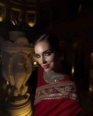 Chiara Ferragni Instagram - Wearing a Sari and jewels made by @sabyasachiofficial ❤️✨
For this special night in Jodhpur I wanted to celebrate India’s amazing culture and history. Wearing the sari was such a special experience. Sabyasachi sent two wonderful women who helped me get dressed while they explained the rich history and craft behind this incredible garment 🙏 I'm so proud to wear it 💪 #SuppliedBy #Sabyasachi