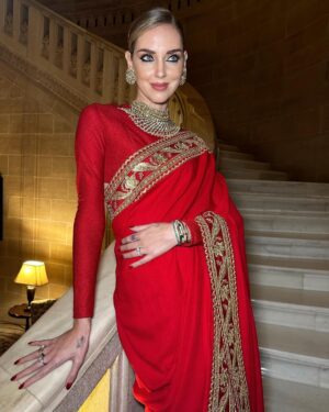 Chiara Ferragni Instagram - Wearing a Sari and jewels made by @sabyasachiofficial ❤️✨
For this special night in Jodhpur I wanted to celebrate India’s amazing culture and history. Wearing the sari was such a special experience. Sabyasachi sent two wonderful women who helped me get dressed while they explained the rich history and craft behind this incredible garment 🙏 I'm so proud to wear it 💪 #SuppliedBy #Sabyasachi