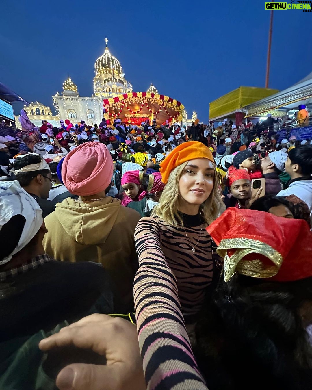 Chiara Ferragni Instagram - India day 1: in Delhi visiting Qutub Minar and Gurudwara Bangla Sahib (Sikh temple) 🙏🏻 Delhi, India