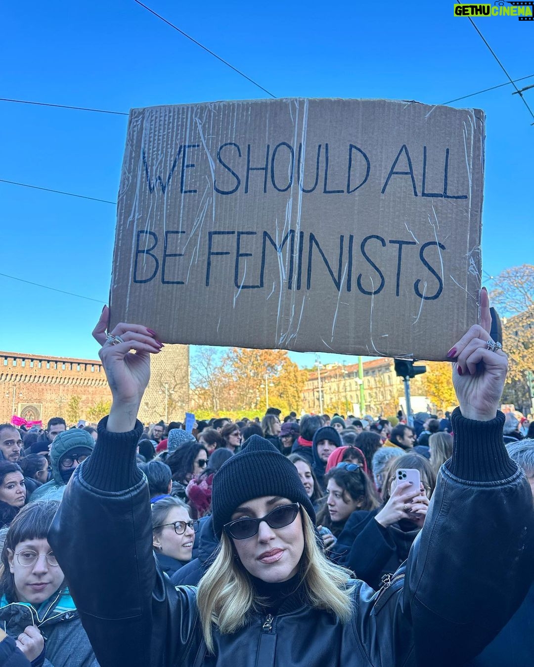 Chiara Ferragni - 0.9 Million Likes - Oggi ed ogni cazzo di giorno 🙏🏻