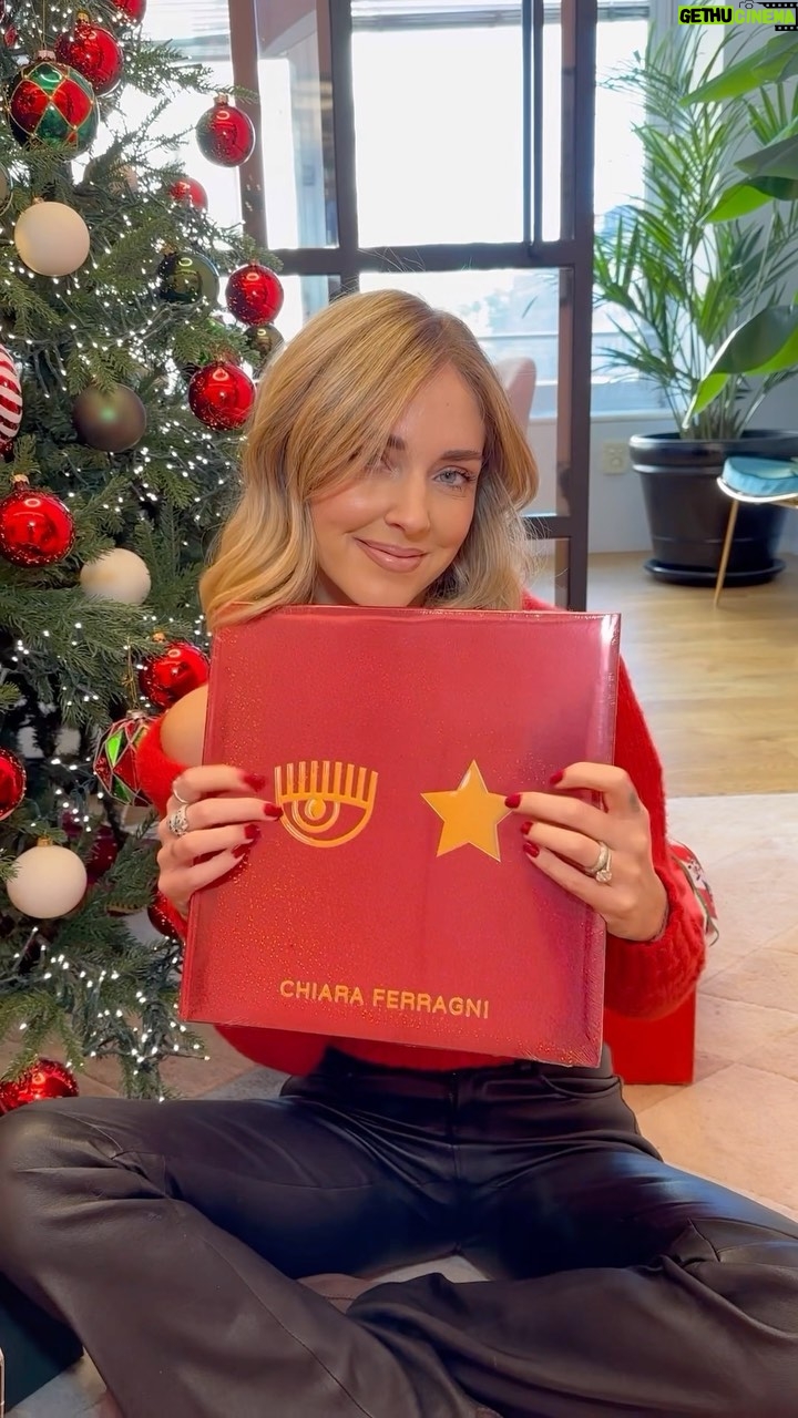 Chiara Ferragni Instagram - Video ASMR per mostrarvi tutti i pezzi della mia nuova collezione di Natale in limited edition @chiaraferragnibrand x @pigna πβ¨ Potete acquistare questa box super speciale solo sul mio sito e nello store Chiara Ferragni di Roma π #adv #pigna
