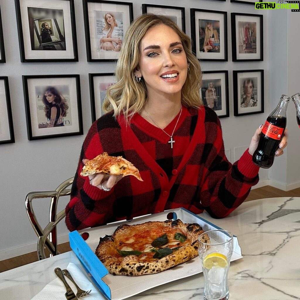 Chiara Ferragni Instagram - Sharing is caring but also magic 😉 Lunch in the office today with the perfect combo: pizza and @cocacolait ❤️ Swipe right to solve the mystery of my miracle pizza that regenerates itself, thank you @mariasheilamiani 😂 #adv #PizzaeCocaCola Milan, Italy