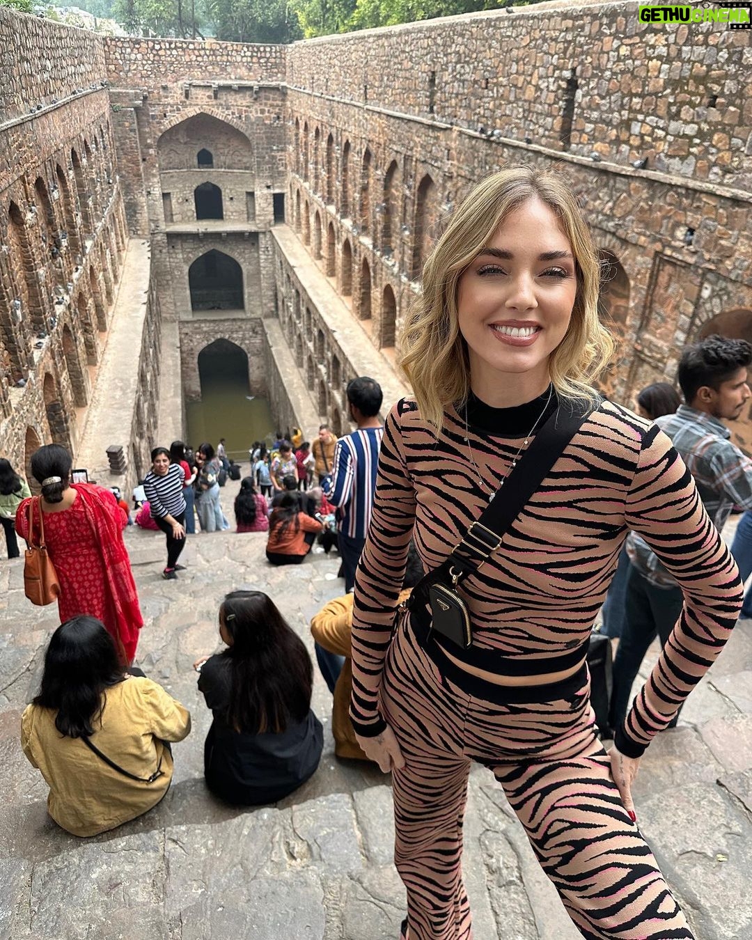 Chiara Ferragni Instagram - India day 1: in Delhi visiting Qutub Minar and Gurudwara Bangla Sahib (Sikh temple) 🙏🏻 Delhi, India