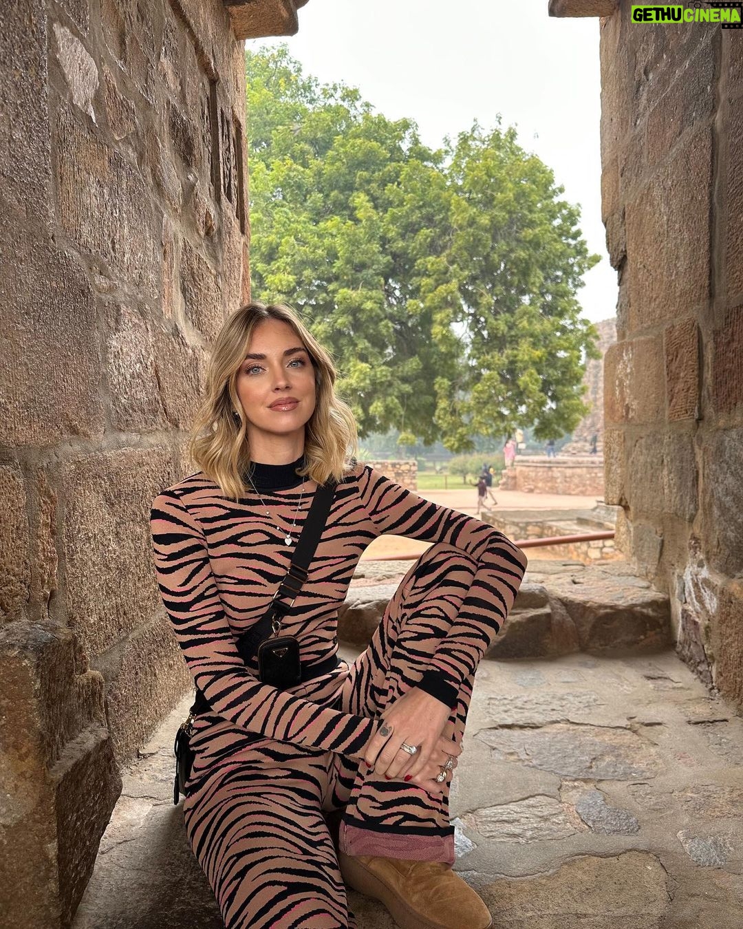 Chiara Ferragni Instagram - India day 1: in Delhi visiting Qutub Minar and Gurudwara Bangla Sahib (Sikh temple) 🙏🏻 Delhi, India
