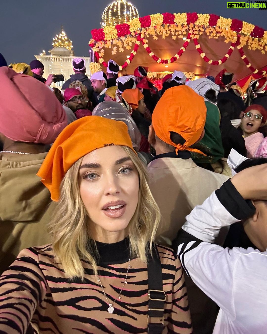 Chiara Ferragni Instagram - India day 1: in Delhi visiting Qutub Minar and Gurudwara Bangla Sahib (Sikh temple) 🙏🏻 Delhi, India