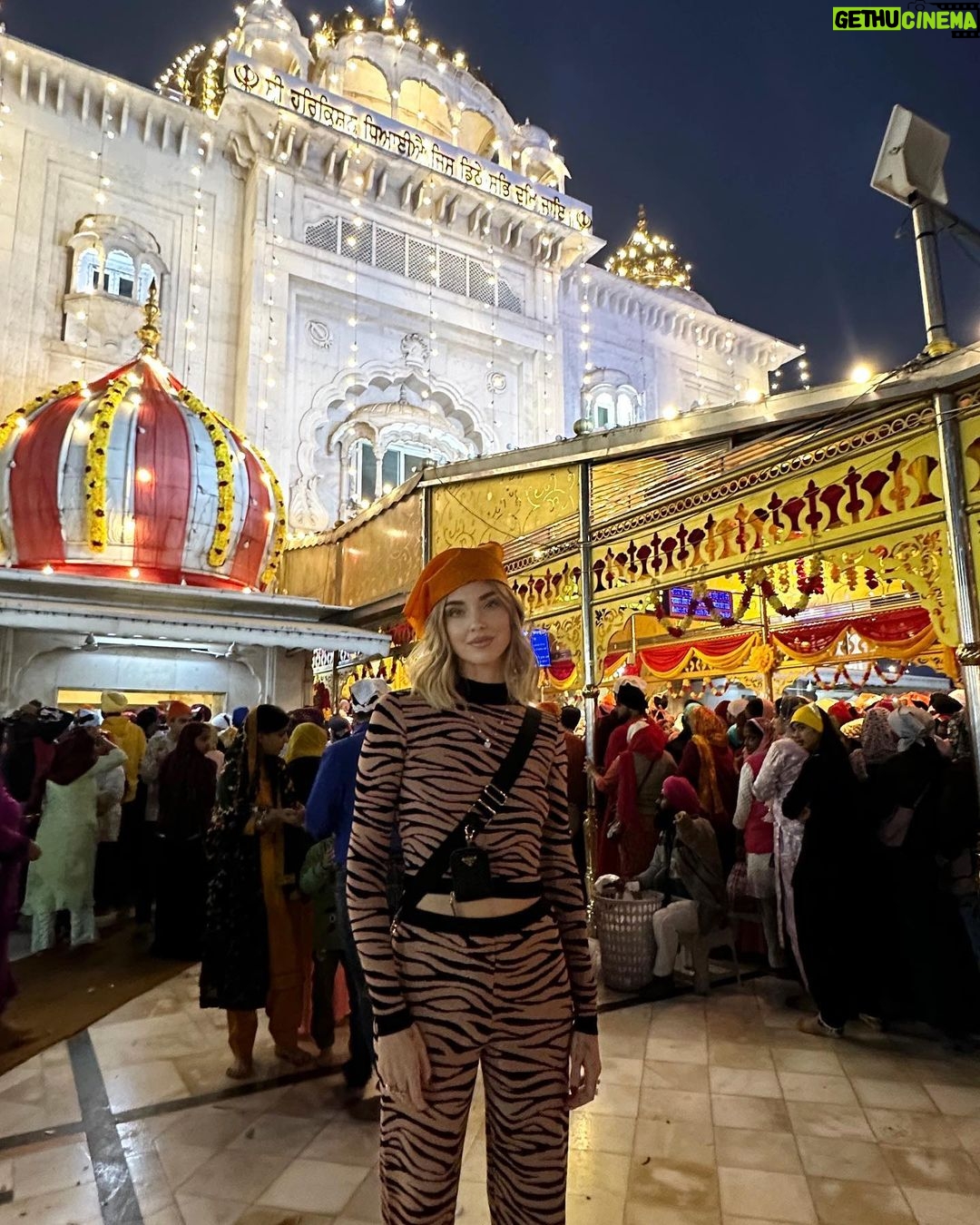 Chiara Ferragni Instagram - India day 1: in Delhi visiting Qutub Minar and Gurudwara Bangla Sahib (Sikh temple) 🙏🏻 Delhi, India