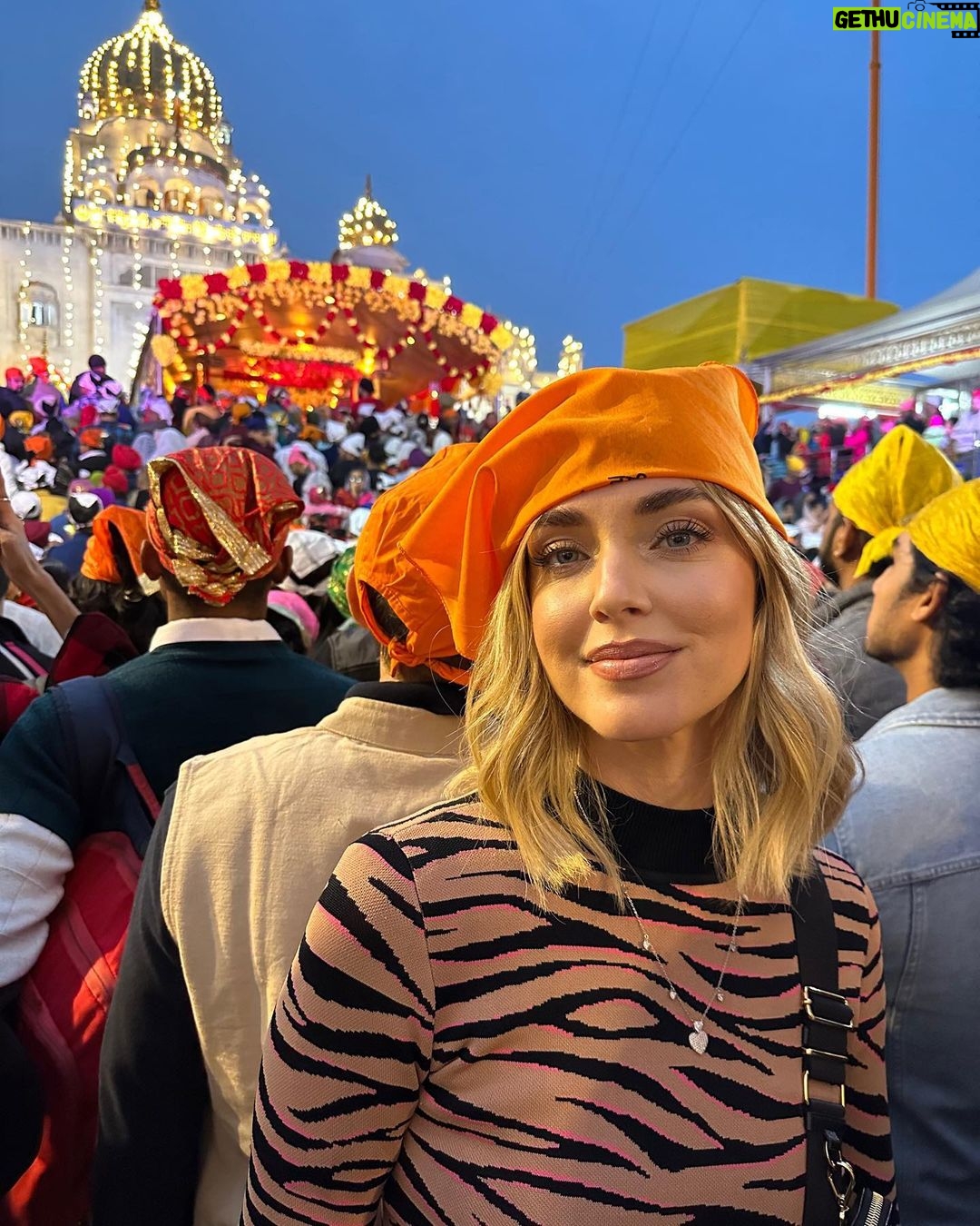 Chiara Ferragni Instagram - India day 1: in Delhi visiting Qutub Minar and Gurudwara Bangla Sahib (Sikh temple) 🙏🏻 Delhi, India