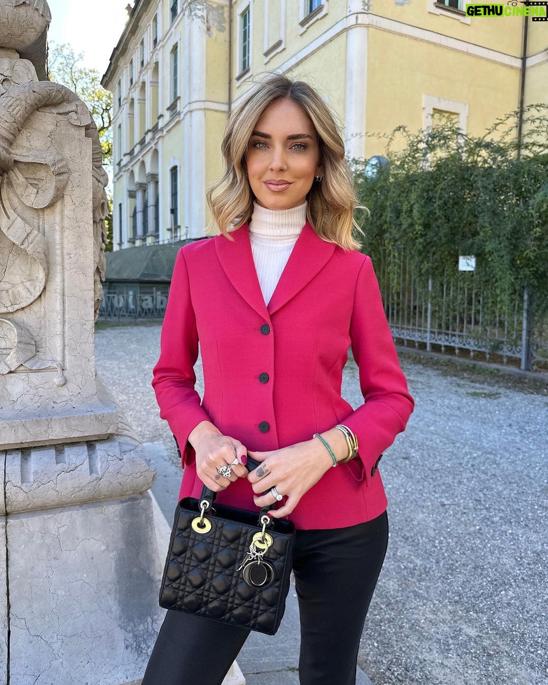 Chiara Ferragni Instagram - This @dior look feels so timeless ❤️This classic black #LadyDior goes perfectly with the Dior Bar Jacket 🥰 #adv #dior Milan, Italy