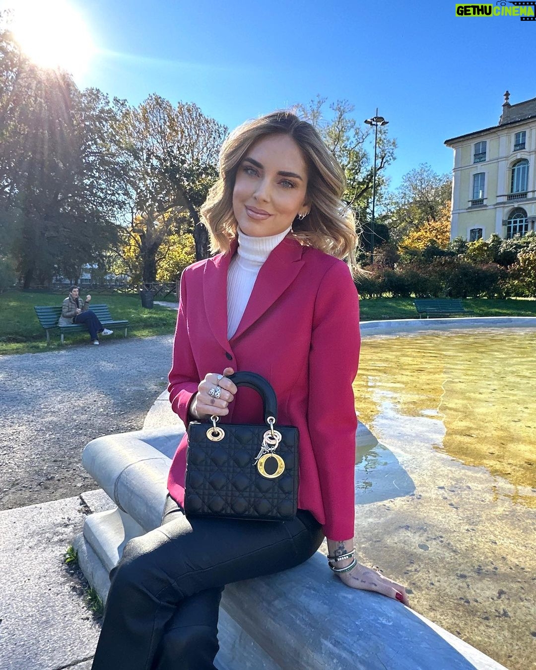 Chiara Ferragni Instagram - This @dior look feels so timeless ❤️This classic black #LadyDior goes perfectly with the Dior Bar Jacket 🥰 #adv #dior Milan, Italy