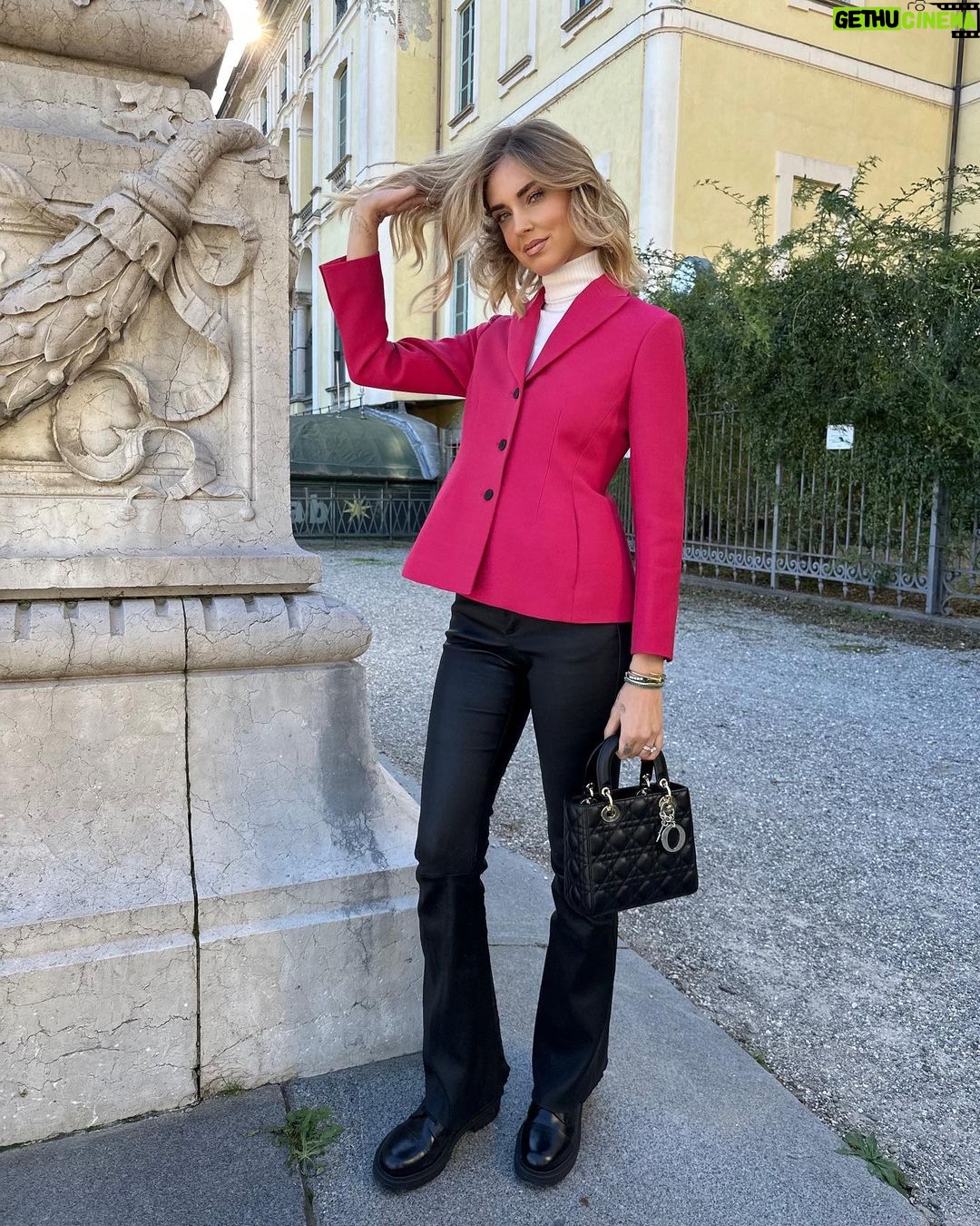 Chiara Ferragni Instagram - This @dior look feels so timeless ❤️This classic black #LadyDior goes perfectly with the Dior Bar Jacket 🥰 #adv #dior Milan, Italy