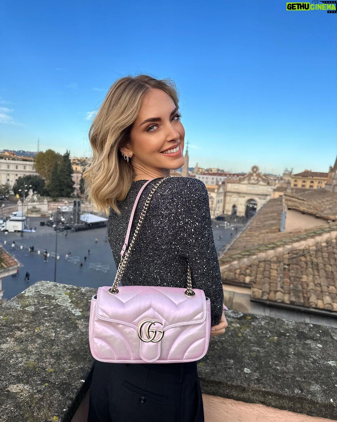 Chiara Ferragni Instagram - This morning in a total @gucci look 😍 Casual fit to travel but this iridescent #GGMarmont bag won't go unnoticed for sure ✨ #adv #gucci Rome, Italy