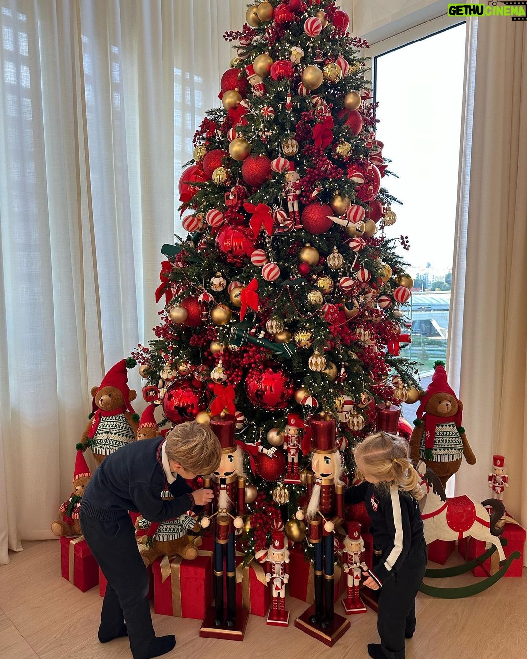Chiara Ferragni Instagram - Not moved in yet but we already have our dream Christmas tree in the new house 😍 Thank you my friend @vincenzodascanio for always creating and supplying us with your magic ideas🎄 Milan, Italy