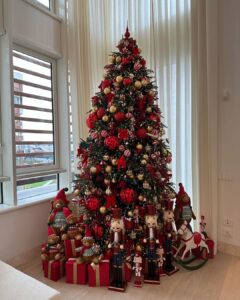 Chiara Ferragni Instagram - Not moved in yet but we already have our dream Christmas tree in the new house 😍 Thank you my friend @vincenzodascanio for always creating and supplying us with your magic ideas🎄 Milan, Italy