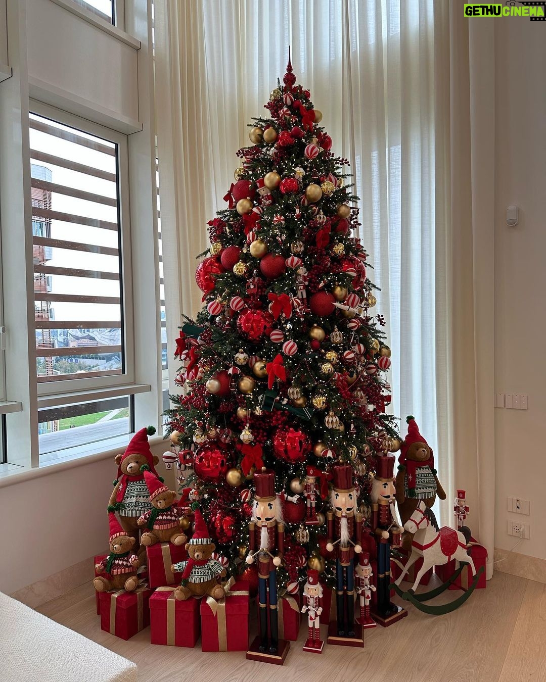 Chiara Ferragni Instagram - Not moved in yet but we already have our dream Christmas tree in the new house 😍 Thank you my friend @vincenzodascanio for always creating and supplying us with your magic ideas🎄 Milan, Italy