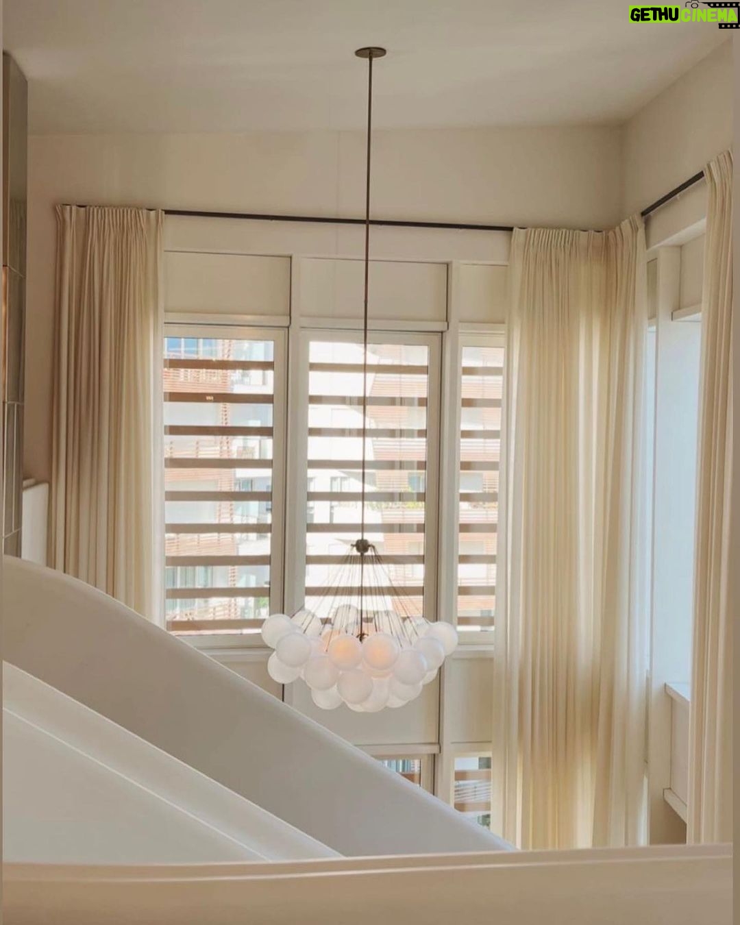 Chiara Ferragni Instagram - The light in the new house ✨ Wearing @chiaraferragnibeauty new lip kit 💕 Milan, Italy