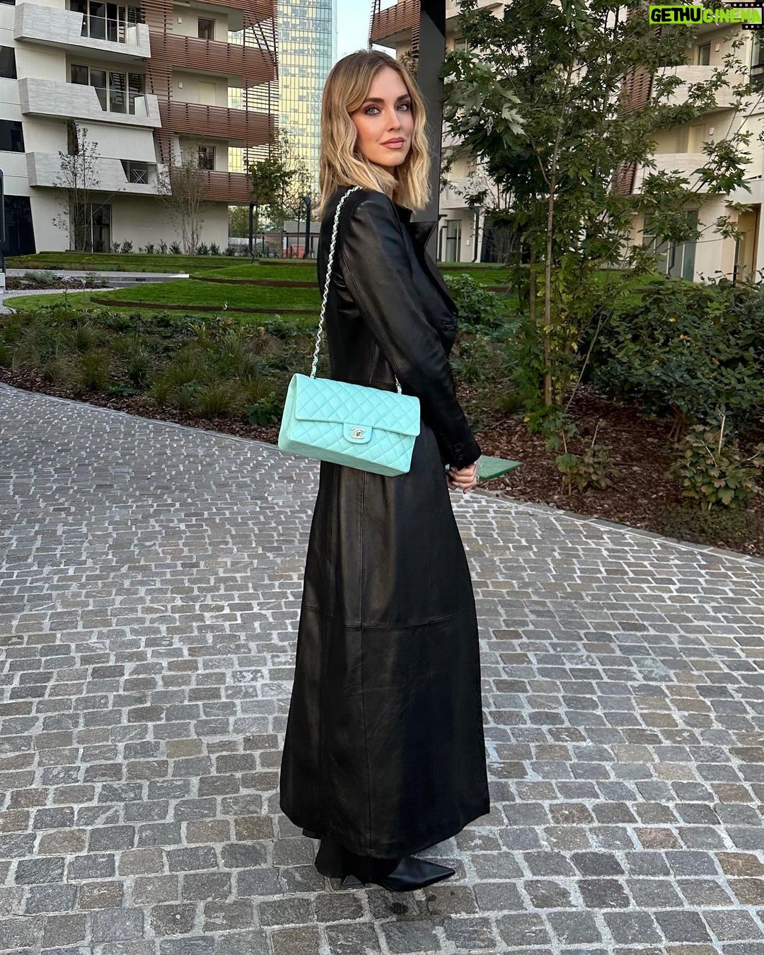 Chiara Ferragni Instagram - The light in the new house ✨ Wearing @chiaraferragnibeauty new lip kit 💕 Milan, Italy