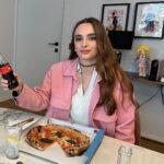 Chiara Ferragni Instagram - Sharing is caring but also magic 😉 Lunch in the office today with the perfect combo: pizza and @cocacolait ❤️ Swipe right to solve the mystery of my miracle pizza that regenerates itself, thank you @mariasheilamiani 😂 #adv #PizzaeCocaCola Milan, Italy