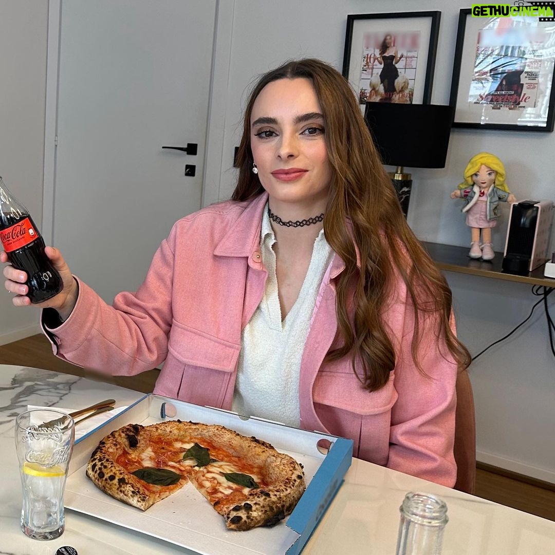 Chiara Ferragni Instagram - Sharing is caring but also magic 😉 Lunch in the office today with the perfect combo: pizza and @cocacolait ❤️ Swipe right to solve the mystery of my miracle pizza that regenerates itself, thank you @mariasheilamiani 😂 #adv #PizzaeCocaCola Milan, Italy