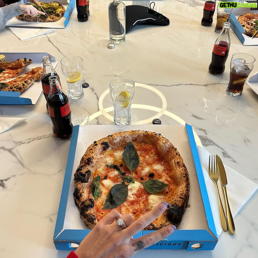 Chiara Ferragni Instagram - Sharing is caring but also magic 😉 Lunch in the office today with the perfect combo: pizza and @cocacolait ❤️ Swipe right to solve the mystery of my miracle pizza that regenerates itself, thank you @mariasheilamiani 😂 #adv #PizzaeCocaCola Milan, Italy