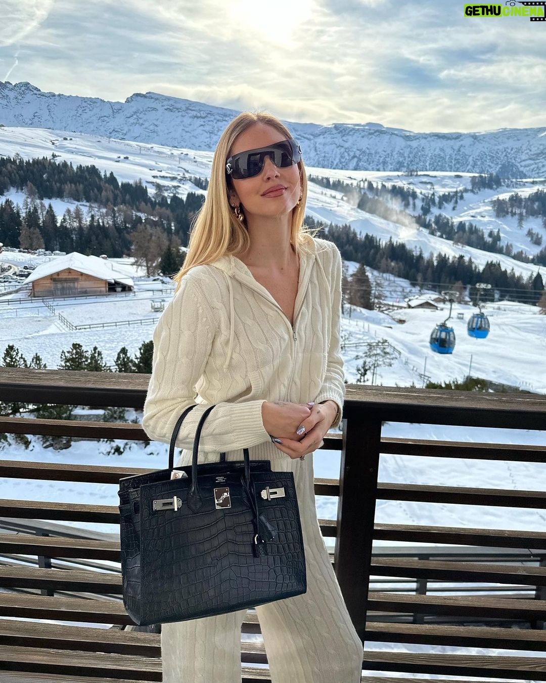 Chiara Ferragni Instagram - Cozy season has started 🥹 Some of my favorite looks of the past season ❄️