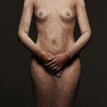 Chiara Ferragni Instagram - Il vestito senza vergogna: Riportare l’attenzione sui diritti delle donne, del loro corpo e su come il disporre del corpo femminile dalle stesse sia, purtroppo, ancora considerato discusso e discutibile. Questo è l’obiettivo dietro questo look. L’idea di un abito che simulasse il corpo nudo di Chiara ci è arrivata immediatamente prendendo ispirazione da una creazione di @mariagraziachiuri per @dior della primavera/estate 2018. Realizzato negli atelier alta moda @dior il vestito in tulle color carne riproduce con un ricamo trompe l'oeil il corpo di @chiaraferragni al naturale e liberato da quella vergogna che hanno sempre imposto a tutte, a partire da Eva, la prima donna della storia indotta a provare vergogna. Questa illusione di nudità vuole ricordare a tutte il diritto e l’uguaglianza di genere che hanno nel mostrare, disporre di se stesse senza doversi sentire giudicate o colpevoli. Questa illusione di nudità vuole ricordare che chiunque decida di mostrarsi, o sentirsi sexy non autorizza nessuno a giustificare le violenze degli uomini o ad attenuarne le colpe. Questo è il corpo di una donna, quello di @chiaraferragni che vorrebbe dare voce a tutte le donne del mondo a cui vengono imposti divieti e abusi, a tutte coloro a cui viene detto che il loro corpo genera vergogna, che è solo un oggetto del desiderio o che istiga al peccato. Questo è il corpo di tutte. Chi è senza peccato scagli la prima pietra! Da un’idea di @chiaraferragni e @fabiomariadamato Styling and Art direction @fabiomariadamato Abito custom made di @mariagraziachiuri per @dior Foto @giampaolosgura Make up @manuelemameli Hair @pattibussa Hanno collaborato: @mariasheilamiani @dipo23 @sasy_pezz Teatro Ariston Sanremo