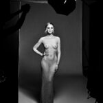 Chiara Ferragni Instagram - Il vestito senza vergogna: Riportare l’attenzione sui diritti delle donne, del loro corpo e su come il disporre del corpo femminile dalle stesse sia, purtroppo, ancora considerato discusso e discutibile. Questo è l’obiettivo dietro questo look. L’idea di un abito che simulasse il corpo nudo di Chiara ci è arrivata immediatamente prendendo ispirazione da una creazione di @mariagraziachiuri per @dior della primavera/estate 2018. Realizzato negli atelier alta moda @dior il vestito in tulle color carne riproduce con un ricamo trompe l'oeil il corpo di @chiaraferragni al naturale e liberato da quella vergogna che hanno sempre imposto a tutte, a partire da Eva, la prima donna della storia indotta a provare vergogna. Questa illusione di nudità vuole ricordare a tutte il diritto e l’uguaglianza di genere che hanno nel mostrare, disporre di se stesse senza doversi sentire giudicate o colpevoli. Questa illusione di nudità vuole ricordare che chiunque decida di mostrarsi, o sentirsi sexy non autorizza nessuno a giustificare le violenze degli uomini o ad attenuarne le colpe. Questo è il corpo di una donna, quello di @chiaraferragni che vorrebbe dare voce a tutte le donne del mondo a cui vengono imposti divieti e abusi, a tutte coloro a cui viene detto che il loro corpo genera vergogna, che è solo un oggetto del desiderio o che istiga al peccato. Questo è il corpo di tutte. Chi è senza peccato scagli la prima pietra! Da un’idea di @chiaraferragni e @fabiomariadamato Styling and Art direction @fabiomariadamato Abito custom made di @mariagraziachiuri per @dior Foto @giampaolosgura Make up @manuelemameli Hair @pattibussa Hanno collaborato: @mariasheilamiani @dipo23 @sasy_pezz Teatro Ariston Sanremo