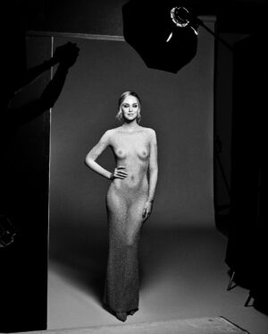 Chiara Ferragni Instagram - Il vestito senza vergogna:

Riportare l’attenzione sui diritti delle donne, del loro corpo e su come il disporre del corpo femminile dalle stesse sia, purtroppo, ancora considerato discusso e discutibile. Questo è l’obiettivo dietro questo look. L’idea di un abito che simulasse il corpo nudo di Chiara ci è arrivata immediatamente prendendo ispirazione da una creazione di @mariagraziachiuri per @dior della primavera/estate 2018. Realizzato negli atelier alta moda @dior il vestito in tulle color carne riproduce con un ricamo trompe l'oeil il corpo di @chiaraferragni al naturale e liberato da quella vergogna che hanno sempre imposto a tutte, a partire da Eva, la prima donna della storia indotta a provare vergogna. 

Questa illusione di nudità vuole ricordare a tutte il diritto e l’uguaglianza di genere che hanno nel mostrare, disporre di se stesse senza doversi sentire giudicate o colpevoli. Questa illusione di nudità vuole ricordare che chiunque decida di mostrarsi, o sentirsi sexy non autorizza nessuno a giustificare le violenze degli uomini o ad attenuarne le colpe.

Questo è il corpo di una donna, quello di @chiaraferragni che vorrebbe dare voce a tutte le donne del mondo a cui vengono imposti divieti e abusi, a tutte coloro a cui viene detto che il loro corpo genera vergogna, che è solo un oggetto del desiderio o che istiga al peccato. 

Questo è il corpo di tutte. Chi è senza peccato scagli la prima pietra!

Da un’idea di @chiaraferragni e @fabiomariadamato
Styling and Art direction @fabiomariadamato
Abito custom made di @mariagraziachiuri per @dior
Foto @giampaolosgura
Make up @manuelemameli
Hair @pattibussa
Hanno collaborato: @mariasheilamiani @dipo23 @sasy_pezz