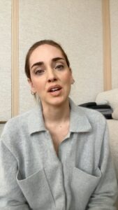Chiara Ferragni Instagram - Sono sempre stata convinta che chi è più fortunato ha la responsabilità morale di fare del bene. Questi sono i valori che hanno sempre spinto me e la mia famiglia. Questo è quello che insegniamo ai nostri figli. Gli insegniamo anche che si può sbagliare, e che quando capita bisogna ammettere, e se possibile, rimediare all’errore fatto e farne tesoro. Ed e quello che voglio fare ora. Chiedere scusa e dare concretezza a questo mio gesto: devolverò 1 milione di euro al Regina Margherita per sostenere le cure dei bambini. Ma non basta: lo faccio pubblicamente perché mi sono resa conto di aver commesso un errore di comunicazione. Un errore di cui farò tesoro in futuro, separando completamente qualsiasi attività di beneficienza, che ho sempre fatto e continuerò a fare, da attività commerciali. Perché anche se il fine ultimo è buono, se non c’è stato un controllo sufficiente sulla comunicazione, può ingenerare equivoci. Come ho già detto nei giorni scorsi, impugnerò il provvedimento dell’AGCM perché lo ritengo sproporzionato e ingiusto. Il mio errore in buona fede è stato legare con la comunicazione una attività commerciale a una di solidarietà. Purtroppo si può sbagliare, mi spiace averlo fatto e mi rendo conto che avrei potuto vigilare meglio. Ma, se la sanzione definitiva dovesse essere - come spero - inferiore a quella decisa dall’Agcm, la differenza verrà aggiunta al milione di euro. Nei prossimi giorni parlerò con il Regina Margherita per capire come l’ospedale utilizzerà la somma da me donata e vi racconterò periodicamente gli aggiornamenti. Il mio errore rimane ma voglio far si che da questo errore si generi qualcosa di costruttivo e di positivo.
