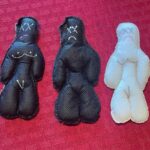 Chico Felitti Instagram - Quando Kat Torres foge da casa de quatro quartos em que morava, no subúrbio pacato de Leander, Texas, deixa para trás todos os móveis. E também bonecas de vodu que seus vizinhos encontram e pegam. Ouça o episódio 8 de A Coach no link da bio