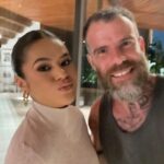 Chico Felitti Instagram - Estreia hoje o programa de TV que eu criei! 50 & Tanto é uma série de cinco episódios em que Angélica mostra sua carreira, que tem quase a mesma duração da sua vida, com uma sinceridade que a gente nunca viu. Ela recebe na sua própria casa convidadas como Ivete, Susana Vieira, Paula Lavigne, Preta Gil, Sandy & Maisa para falar de medo da morte, machismo, assédio, alegria, sobre ser uma criança famosa & outros tantos temas. Aos 50 anos, ela vai contar histórias que nunca tinham vindo a público, como de quando colocava uma peruca para ir para a boate, festava a noite inteira incógnita & ia gravar virada de Fada Bela. & ouve das suas convidadas segredos que elas mesmas nunca tinham contado. Foi uma experiência surreal de boa trabalhar com essa artista que se confunde com a cultura pop do Brasil nos últimos 50 anos. Os episódios já estão todos no Globoplay, o Fantástico vai exibir um resumo de cada um nos próximos 5 domingos & o GNT vai passar um episódio por semana, às 22h15 de quinta-feira, começando agora no dia 30. Espero que seja tão bom de ver quanto foi de fazer ❤️