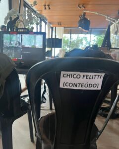 Chico Felitti Instagram - Estreia hoje o programa de TV que eu criei! 50 & Tanto é uma série de cinco episódios em que Angélica mostra sua carreira, que tem quase a mesma duração da sua vida, com uma sinceridade que a gente nunca viu. Ela recebe na sua própria casa convidadas como Ivete, Susana Vieira, Paula Lavigne, Preta Gil, Sandy & Maisa para falar de medo da morte, machismo, assédio, alegria, sobre ser uma criança famosa & outros tantos temas. Aos 50 anos, ela vai contar histórias que nunca tinham vindo a público, como de quando colocava uma peruca para ir para a boate, festava a noite inteira incógnita & ia gravar virada de Fada Bela. & ouve das suas convidadas segredos que elas mesmas nunca tinham contado. Foi uma experiência surreal de boa trabalhar com essa artista que se confunde com a cultura pop do Brasil nos últimos 50 anos. Os episódios já estão todos no Globoplay, o Fantástico vai exibir um resumo de cada um nos próximos 5 domingos & o GNT vai passar um episódio por semana, às 22h15 de quinta-feira, começando agora no dia 30. Espero que seja tão bom de ver quanto foi de fazer ❤️