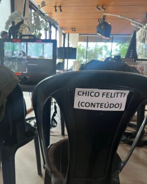 Chico Felitti Instagram - Estreia hoje o programa de TV que eu criei! 50 & Tanto é uma série de cinco episódios em que Angélica mostra sua carreira, que tem quase a mesma duração da sua vida, com uma sinceridade que a gente nunca viu. Ela recebe na sua própria casa convidadas como Ivete, Susana Vieira, Paula Lavigne, Preta Gil, Sandy & Maisa para falar de medo da morte, machismo, assédio, alegria, sobre ser uma criança famosa & outros tantos temas. Aos 50 anos, ela vai contar histórias que nunca tinham vindo a público, como de quando colocava uma peruca para ir para a boate, festava a noite inteira incógnita & ia gravar virada de Fada Bela. & ouve das suas convidadas segredos que elas mesmas nunca tinham contado. Foi uma experiência surreal de boa trabalhar com essa artista que se confunde com a cultura pop do Brasil nos últimos 50 anos. Os episódios já estão todos no Globoplay, o Fantástico vai exibir um resumo de cada um nos próximos 5 domingos & o GNT vai passar um episódio por semana, às 22h15 de quinta-feira, começando agora no dia 30. Espero que seja tão bom de ver quanto foi de fazer ❤️