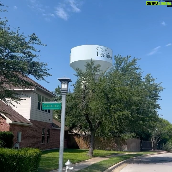 Chico Felitti Instagram - Quando Kat Torres foge da casa de quatro quartos em que morava, no subúrbio pacato de Leander, Texas, deixa para trás todos os móveis. E também bonecas de vodu que seus vizinhos encontram e pegam. Ouça o episódio 8 de A Coach no link da bio