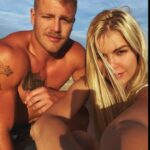 Chico Felitti Instagram - A Coach, ep7: enquanto ainda mostra uma vida perfeita nas redes (imagens 7&8), Kat viraliza na internet. No meio de 2022 é criada a página Searching Desirre, criada por amigas de uma seguidora que foi morar com Kat &… sumiu (imagem 6). O caso repercute no Twitter & kat reage de maneira peculiar, rogando pragas (vídeo 1). YouTubers começam a investigar o passado da coach e descobrem que ela era negacionista da pandemia e tinha dito que psicólogos precisam ser presos (imagens 2&3). Ouça o episódio no link da bio
