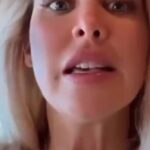 Chico Felitti Instagram - A Coach, episódio 6: Kat Torres vira… coach. Primeiro, começa a jogar no YouTube vídeos que misturam autoajuda com simpatia de quermesse. Depois, funda seu site com centenas de aulas em vídeo, que as seguidoras apelidam de KatFlix. Passados meses, o papo motivacional se transforma em bruxaria, e ela passa a ofertar rituais como um “banho alienígena” por centenas de dólares. Ouça no link da bio