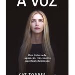Chico Felitti Instagram - A Coach ep5: Kat Torres volta ao Brasil para uma curta temporada. Ela escreve um livro, de nome A Voz, em que narra como tem contato com o sobrenatural. Consegue ser publicada por uma editora de grande alcance & passa umas semanas entre Rio, São Paulo & Salvador divulgando seu livro. & consegue até uma entrevista em rede nacional de televisão, com o mítico Amaury Jr, que recebe com ceticismo as afirmações de que ela consegue ler mentes & falar com alienígenas para ajudar seus clientes no ofício de coach. Ouça o episódio no link da bio Conrad Cassino E Hotel Em Punta Del Leste