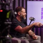 Chico Felitti Instagram - E quem disse Chico Felitti acertouuu! Não podia deixar de trazer aqui no SNP um jornalista/podcaster talentoso como ele, que consegue nos deixar vidrados nas histórias dos personagens da vida real! Desvendou os mistérios da Mulher da Casa Abandonada que agitou o Brasil, e em seu mais recente projeto está contando a história da coach e modelo Kati Torres. E além disso é um cara de papo fácil e com muita bagagem e história pra contar. Estão ansiosos pra essa conversa? Espero vocês amanhã 19h. #SemNomePode #SNP #podcast #ChicoFelitti #KlaraCastanho