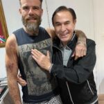 Chico Felitti Instagram - A Coach ep5: Kat Torres volta ao Brasil para uma curta temporada. Ela escreve um livro, de nome A Voz, em que narra como tem contato com o sobrenatural. Consegue ser publicada por uma editora de grande alcance & passa umas semanas entre Rio, São Paulo & Salvador divulgando seu livro. & consegue até uma entrevista em rede nacional de televisão, com o mítico Amaury Jr, que recebe com ceticismo as afirmações de que ela consegue ler mentes & falar com alienígenas para ajudar seus clientes no ofício de coach. Ouça o episódio no link da bio Conrad Cassino E Hotel Em Punta Del Leste