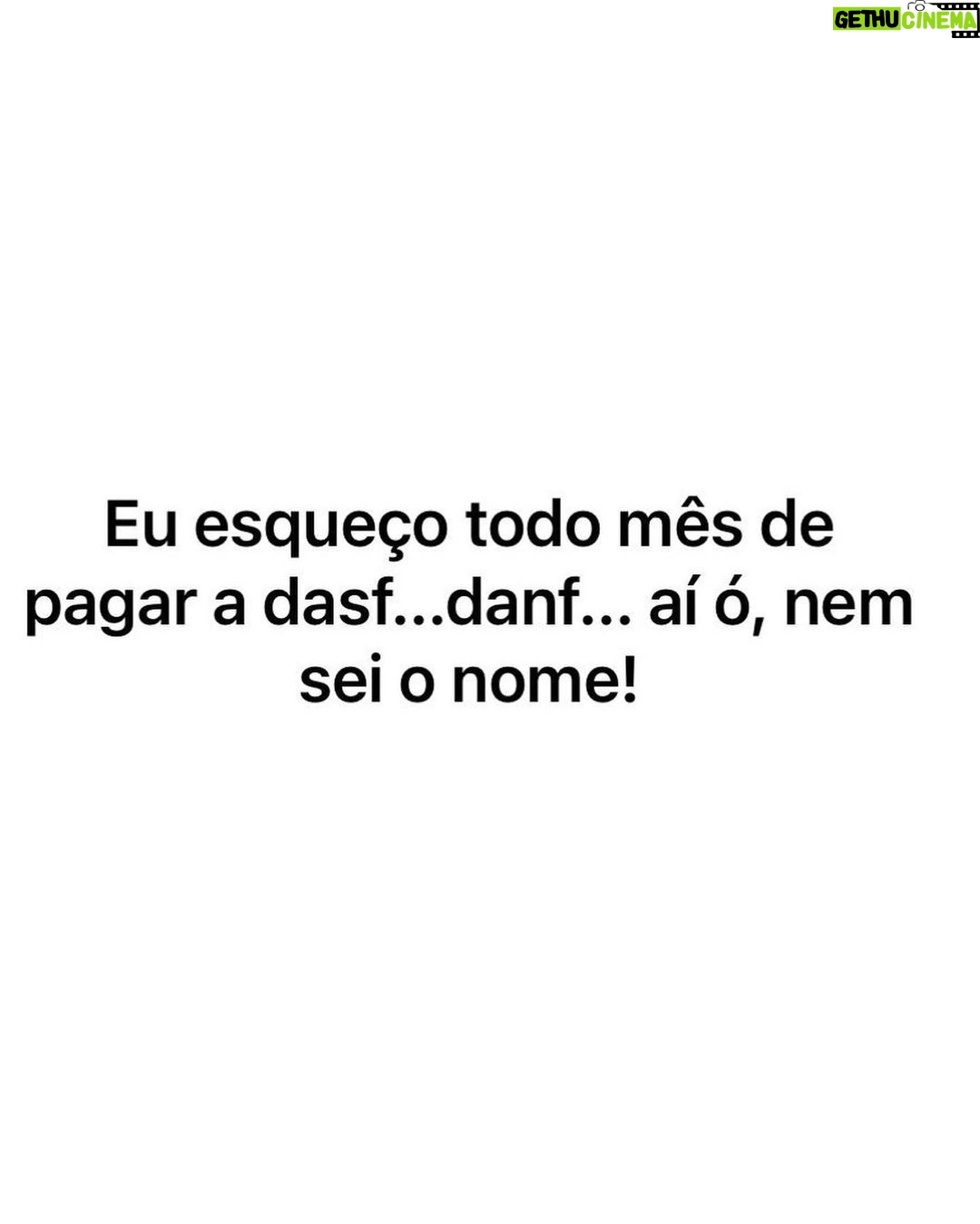 Chico Felitti Instagram - Empreender pode ser difícil! O Santander me chamou para perguntar para a galera que me segue quais foram as histórias mais malucas que já passaram na saga que é o sonho do próprio negócio. Os causos têm nota fiscal perdida embaixo da máquina de lavar e um menino que achava que os pais eram "MEI agricultor" kkk. E você, que perrengue já passou nessa vida de CEO de MEI? Conta aí nos comentários, e aproveita que está chegando o Dia do Empreendedor. E pode respirar aliviado que o Santander tem produtos e serviços para deixar essa jornada bem menos "perrenguenta". Saiba mais no link da bio de @santanderbrasil #publicidade