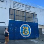 Chico Felitti Instagram - EP1: O muro do presídio onde Kat Torres espera por um julgamento, no Instituto Penal Feminino Santo Expedito, em Bangú (foto1). É lá que começa o podcast A Coach, que conta a inacreditável vida dessa brasileira. Uma pessoa que apareceu para o público pela vez no concurso Miss São Paulo 2012, onde entrou por indicação (foto2). Uma jovem que tinha nascido na pobreza e se mudado ainda adolescente pra Europa, onde foi uma modelo de pouco sucesso (foto3). Mas que, um ano depois do concurso de miss, estaria na capa de sites do mundo todo como “a possível nova namorada de Leonardo DiCaprio”, por conta de uma foto de paparazzo (fotos 4 em diante). Ouça o primeiro episódio de A Coach no link da bio Educandário Santo Expedito - Complexo Penitenciário De Bangu - RJ