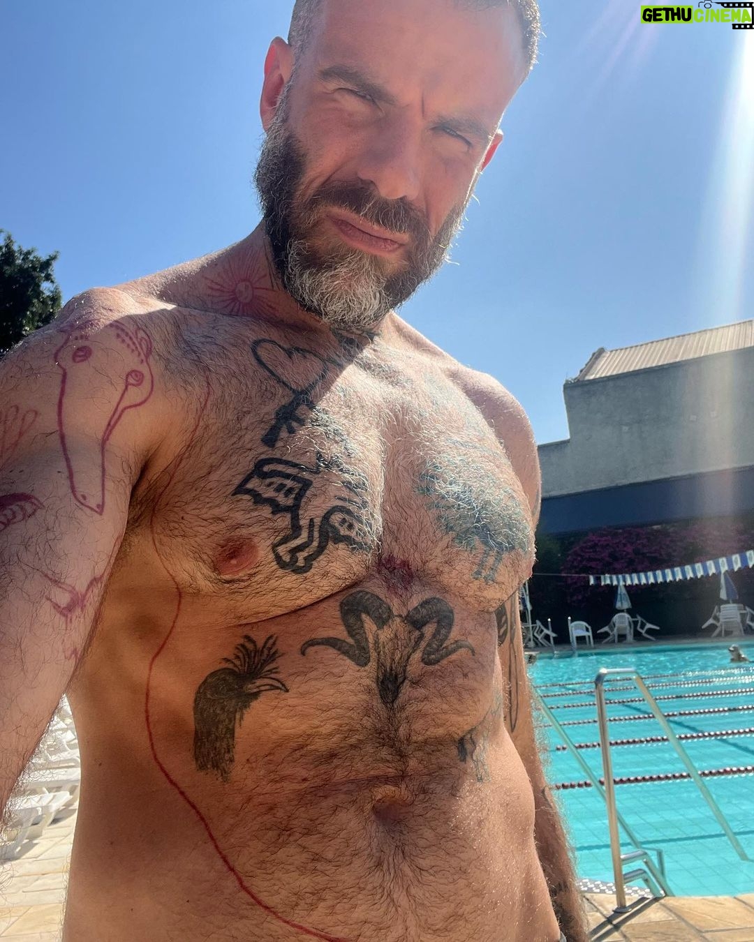 Chico Felitti Instagram - Biscoito assado no sol 🌞